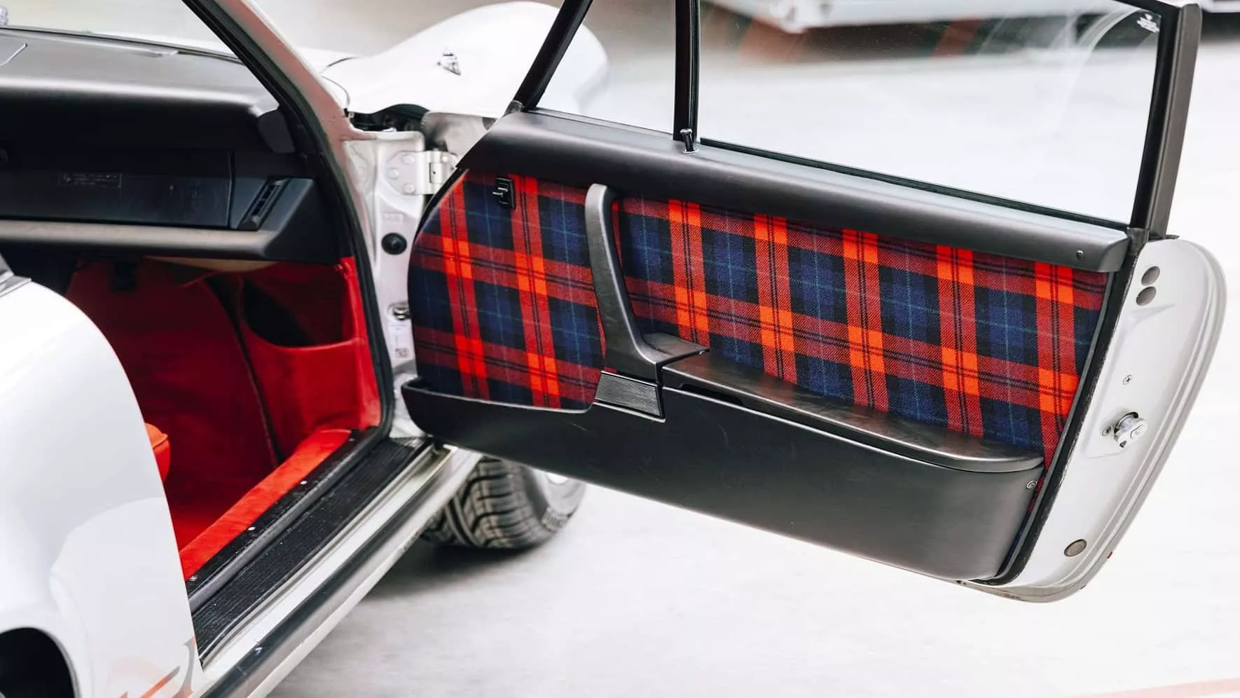 H Porsche επαναφέρει τις κλασσικές επενδύσεις της