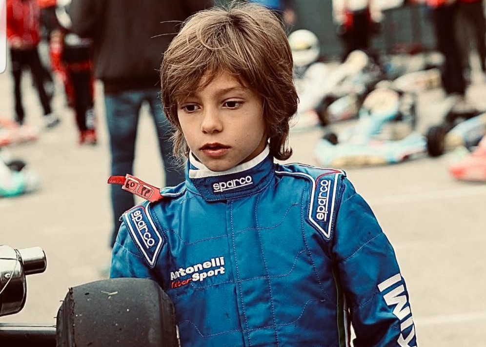 ANTONELLI: «I see dead people» (and they see me too)