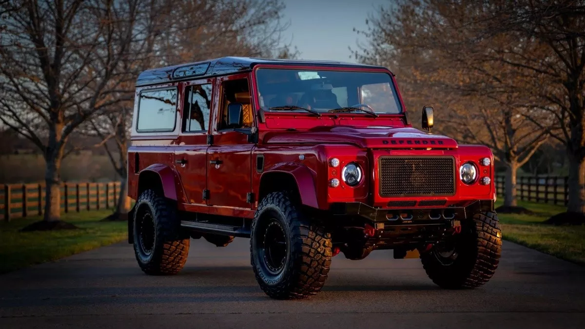 Αυτό το κλασικό Defender διατίθεται σε τιμή supercar (video)