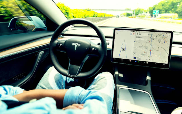 Σοκ από οδηγούς Tesla που… κοιμούνται εν κινήσει! (video)