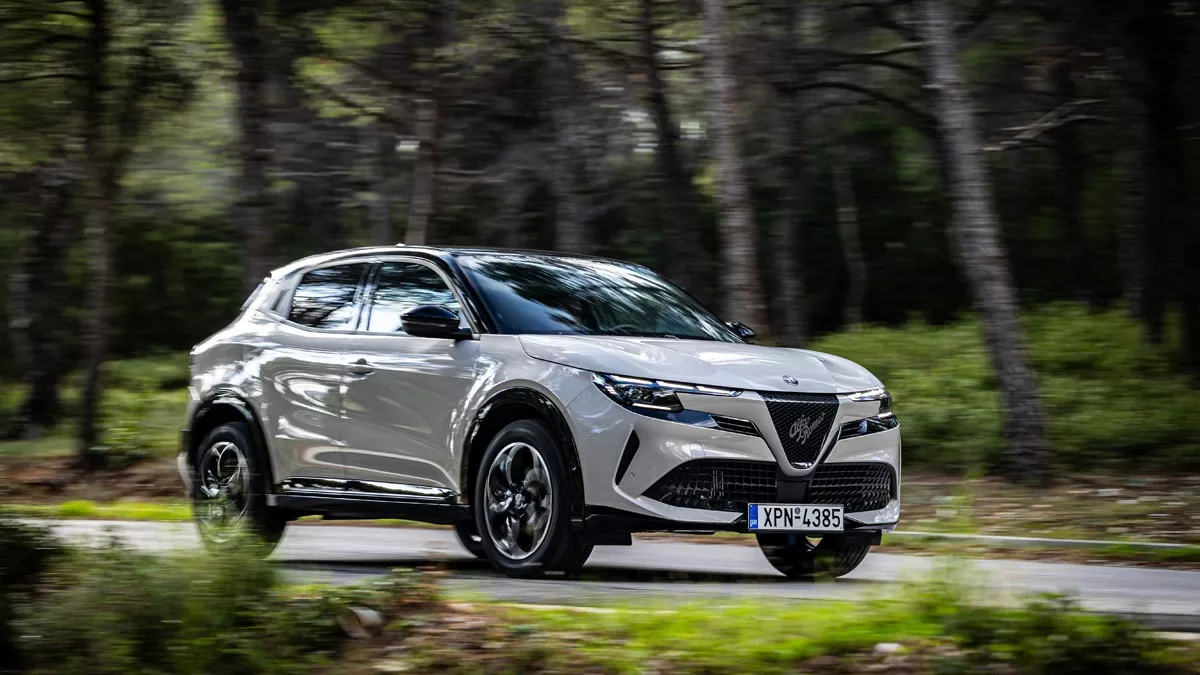Δοκιμάζουμε Alfa Romeo Junior Ibrida Q4 145 HP (τιμή)