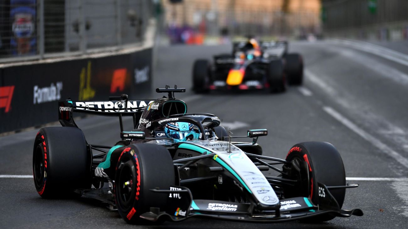O Russell κερδίζει στο νήμα τον Verstappen στο θρύλερ του Μπακού! (video)